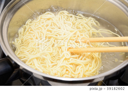 インスタントラーメン調理中 インスタントラーメン調理中 39182602