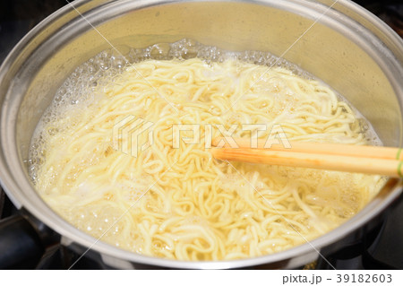 インスタントラーメン調理中 インスタントラーメン調理中 39182603