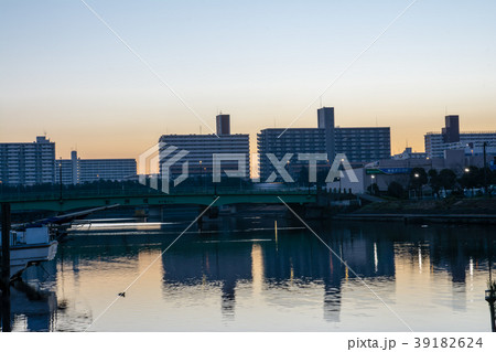 朝焼けの中の高層マンションと水面に映る建物 朝焼けの中の高層マンションと水面に映る建物 39182624