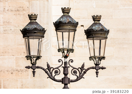 Vintage street lantern (lamppost). Paris, France Vintage street lantern (lamppost). Paris, France 39183220