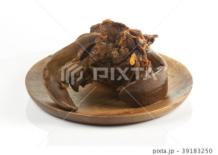Cooking pork tongue on wooden plate Cooking pork tongue on wooden plate 39183250