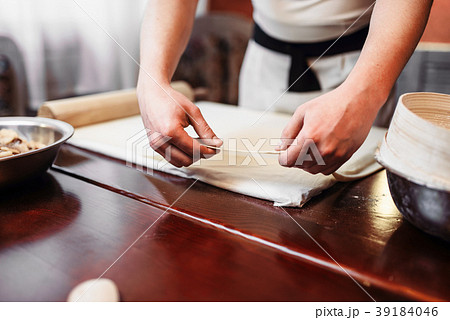 Male chef cooking apple strudel 39184046