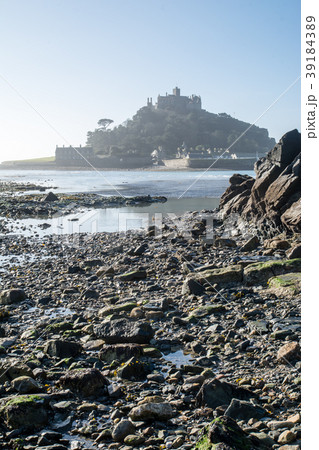 快晴の下に見えるセントマイケルズマウントと海岸 39184389