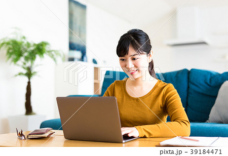 自宅 パソコン 女性の写真素材