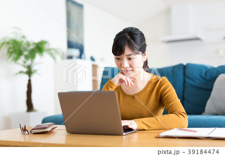 自宅 パソコン 女性 悩む 39184474