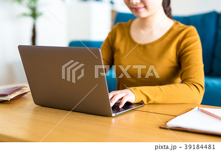 自宅 パソコン 女性 39184481