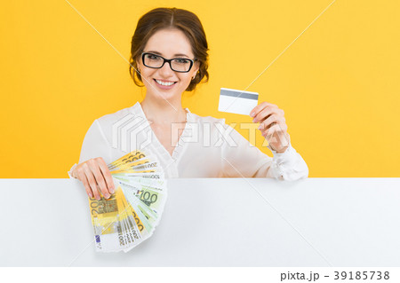 Portrait of confident beautiful young business 39185738
