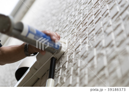 installation of an air conditioner 39186373