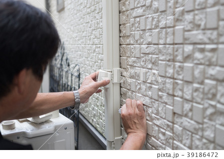 installation of an air conditioner 39186472