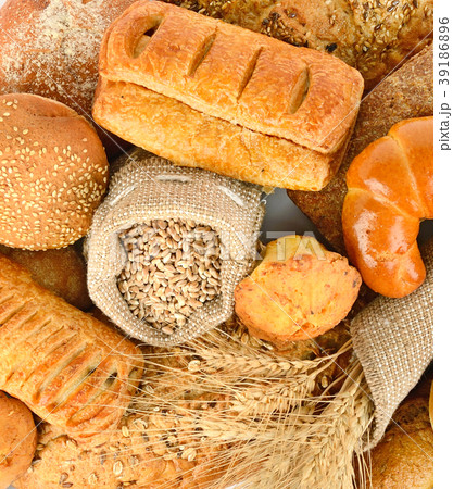 Background of bread made from wheat and rye flour. 39186896