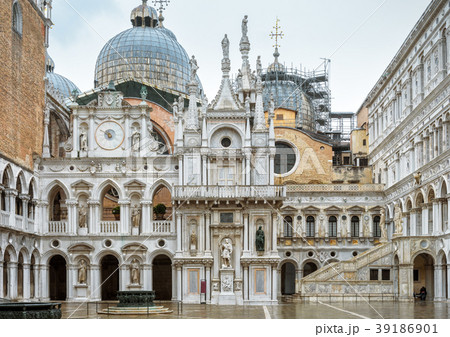 Courtyard of Doge`s Palace in Venice, Italy 39186901