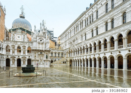 Courtyard of Doge`s Palace in Venice, Italy Courtyard of Doge`s Palace in Venice, Italy 39186902