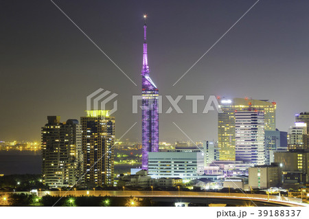 美しい福岡の夜景 桜色に染まる福岡タワー 美しい福岡の夜景 桜色に染まる福岡タワー 39188337
