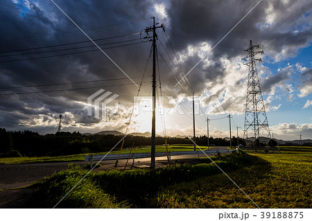 電柱と夕日の写真素材