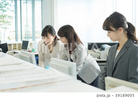 ビジネスウーマン オフィス 受付 ビジネス イメージ 39189005