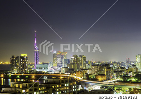 美しい福岡の夜景 桜色に染まる福岡タワー 39189133