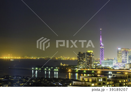 美しい福岡の夜景 桜色に染まる福岡タワー 美しい福岡の夜景 桜色に染まる福岡タワー 39189207