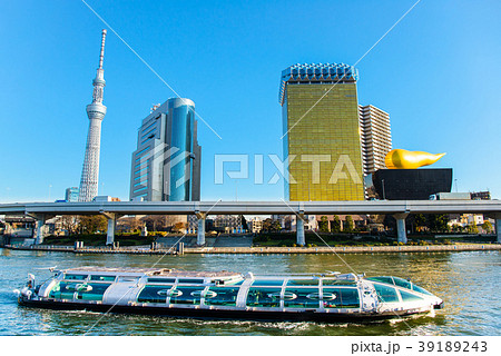 東京浅草 隅田川の水上バスとスカイツリーの写真素材