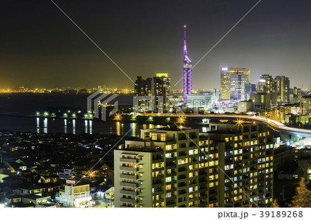 美しい福岡の夜景 桜色に染まる福岡タワー 39189268