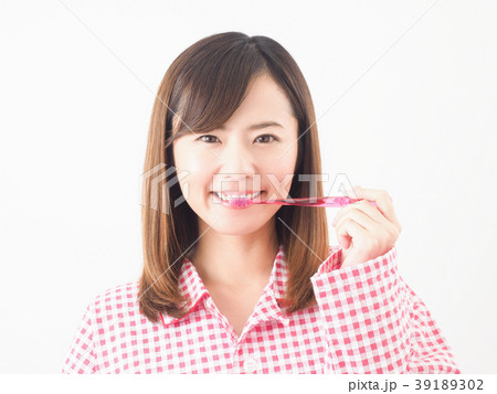 パジャマを着て歯磨きをする女性 39189302