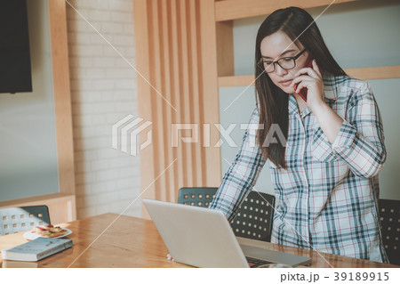 Asian woman working on laptop Asian woman working on laptop 39189915