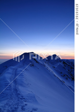 雪山の夜明け 39191619