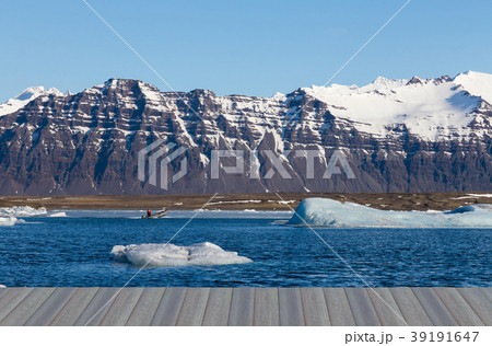 Opening wooden floor, Jokulsalon lagoon 39191647