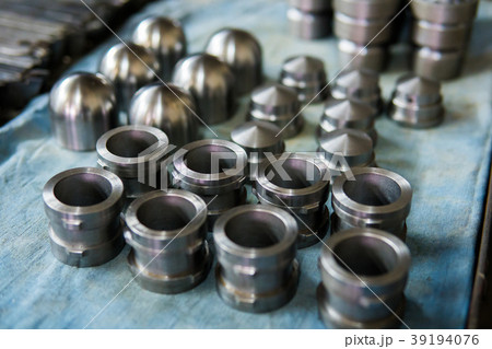 metal cylindrical parts after machining on the metal cylindrical parts after machining on the 39194076