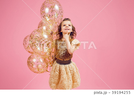 Dreamy little girl with balloons 39194255