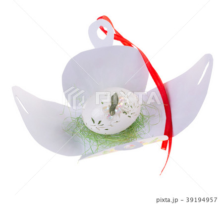 Easter hen's egg with carving. 39194957