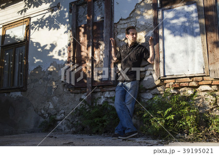 Man and a city. 39195021