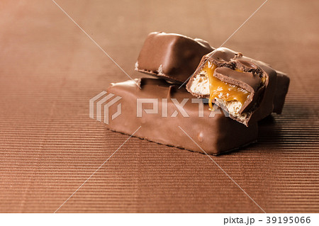 chocolate bars closeup chocolate bars closeup 39195066