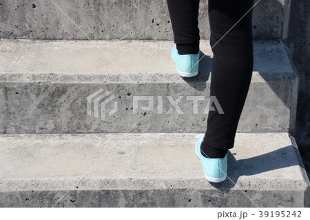 階段を上る女性の足 の写真素材
