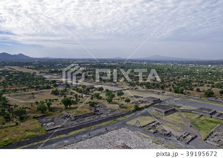 ピラミッドの頂上から見るティオティワカンの写真素材