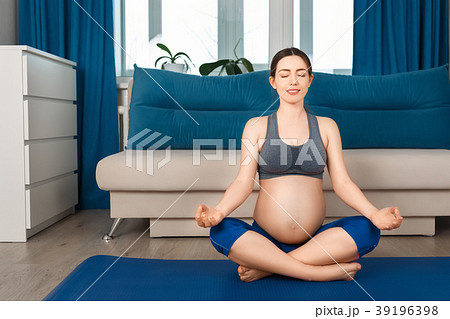 pregnant woman meditates 39196398