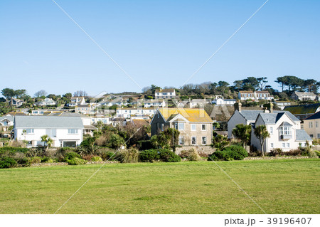 イギリス郊外の街並み パステルカラーの建物の写真素材