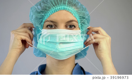 Surgeon putting on mask, doctor preparing for the 39196973