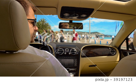 Rich man in sunglasses waiting for green light 39197123