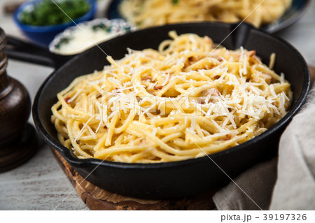 Spaghetti carbonara with egg and pancetta 39197326