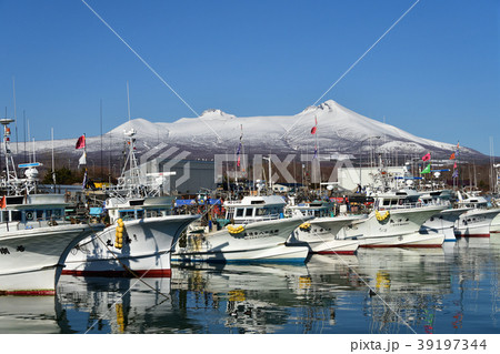 早春の快晴の青空をバックに北海道鹿部町鹿部港と砂原岳、駒ヶ岳の風景を撮影 早春の快晴の青空をバックに北海道鹿部町鹿部港と砂原岳、駒ヶ岳の風景を撮影 39197344