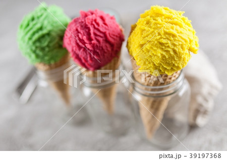 Ice cream cone 39197368