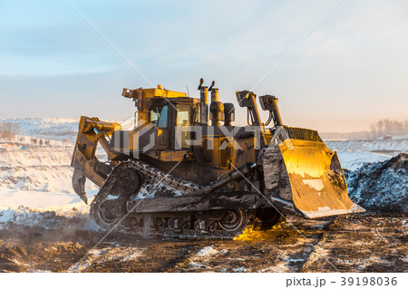 Large quarry dump truck. Loading the rock in 39198036