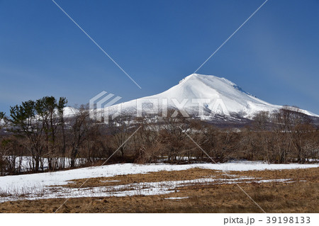 早春の快晴の青空をバックに北海道森町砂原地区から砂原岳の風景を撮影 39198133