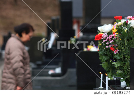 お墓参り お彼岸の供え物の菊の花 お墓参り お彼岸の供え物の菊の花 39198274