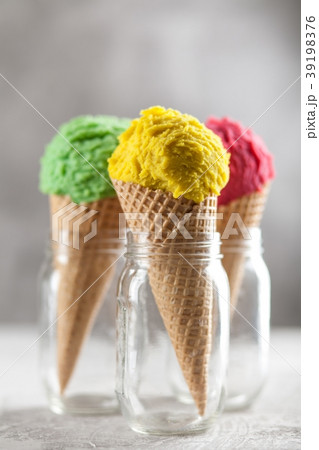 Ice cream cone 39198376