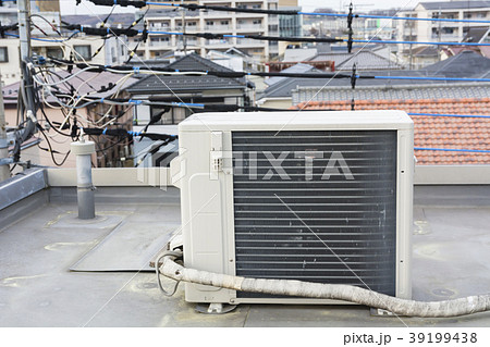 屋上に設置されたエアコン室外機の写真素材