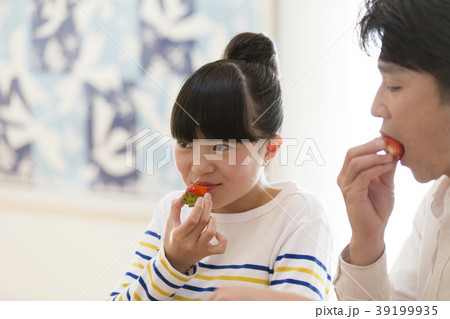 いちごを食べる女の子 39199935