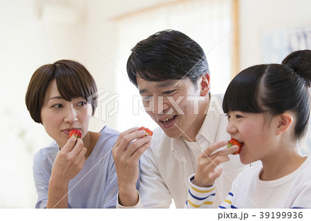 いちごを食べる家族 39199936