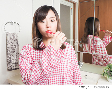 洗面所で歯磨きをする女性 39200045