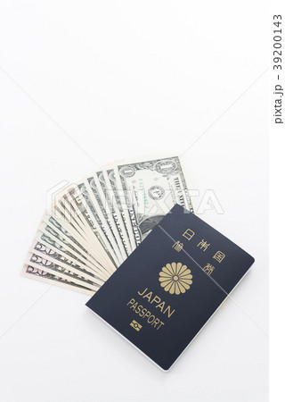 パスポートとドル札 39200143